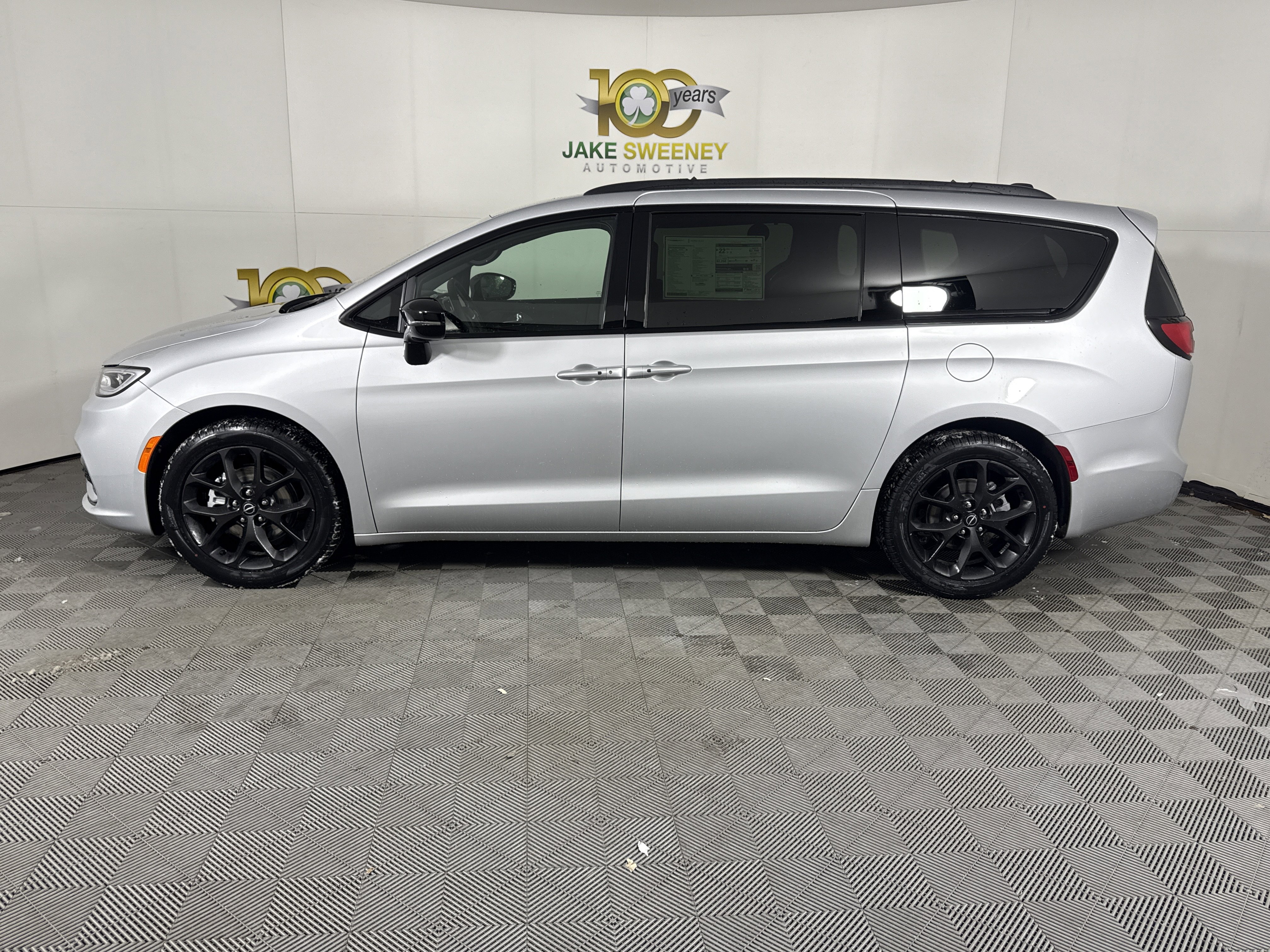 New 2026 Chrysler Pacifica Select w/ S Appearance Package image 4