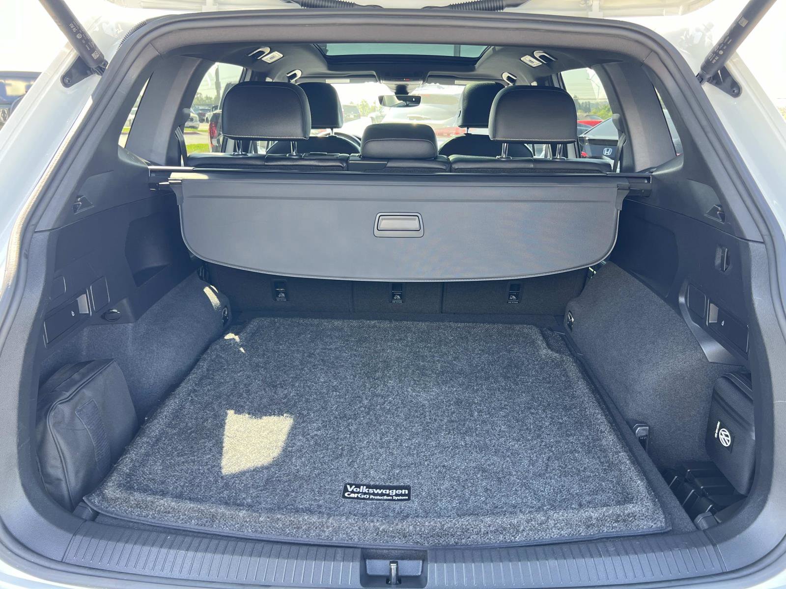 Certified 2022 Volkswagen Tiguan SE R-Line image 23