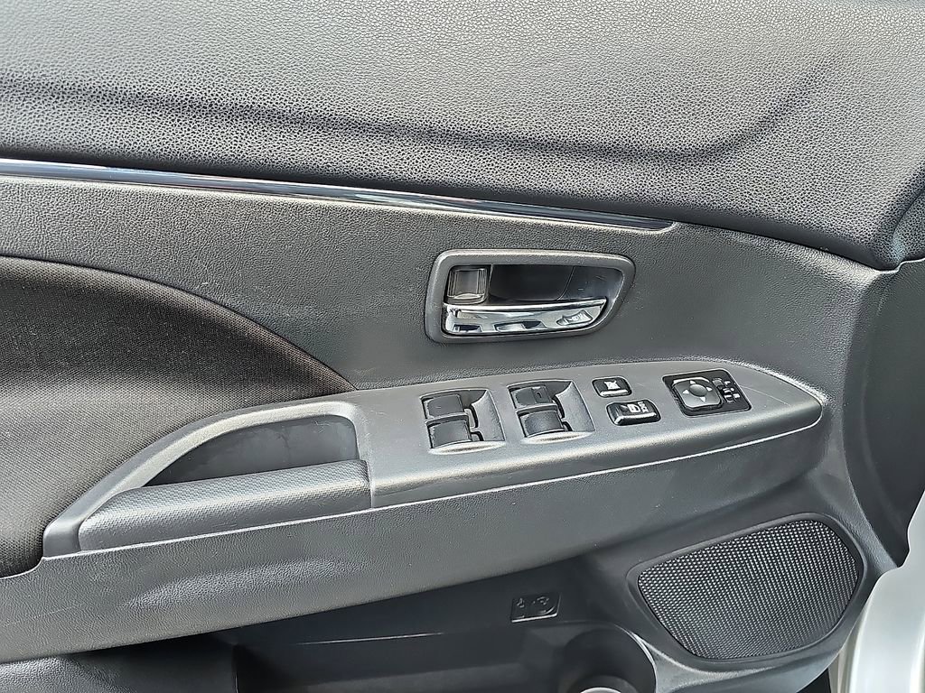 Used 2025 Mitsubishi Outlander Sport ES image 12