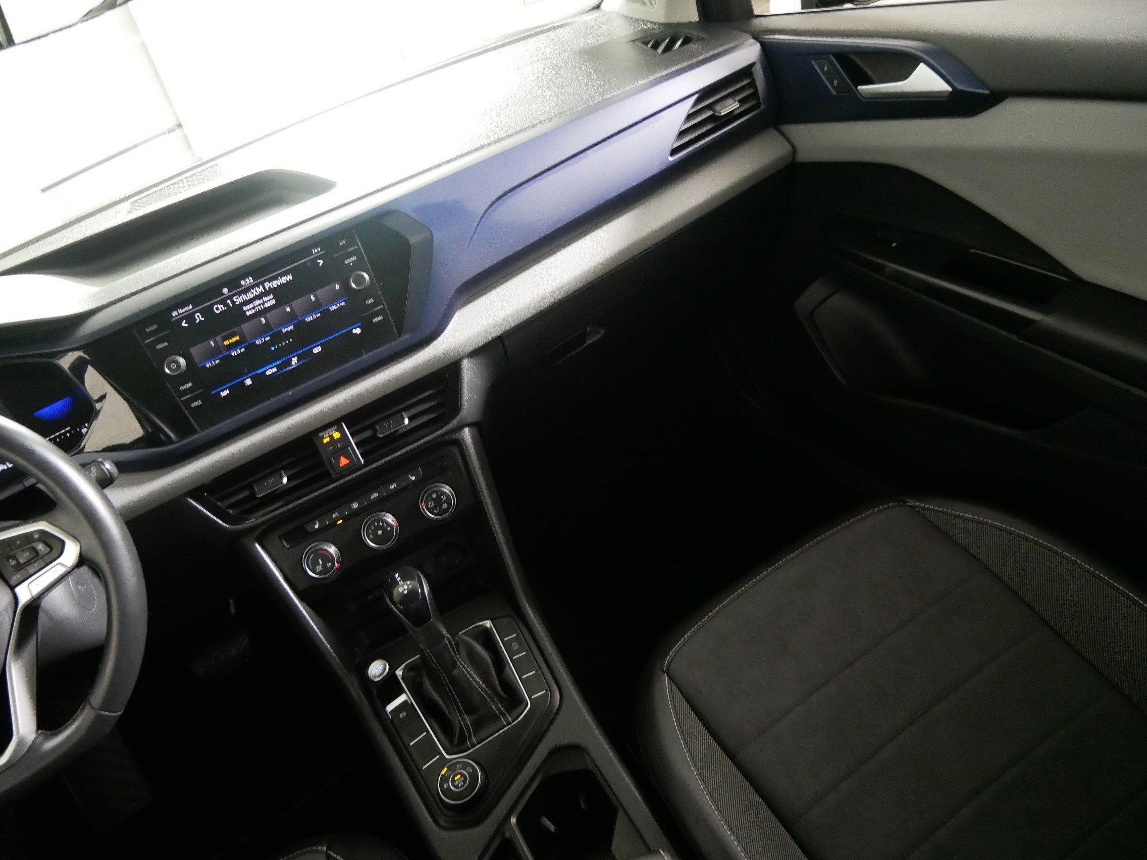 Certified 2022 Volkswagen Taos SE w/ Panoramic Sunroof Package image 11