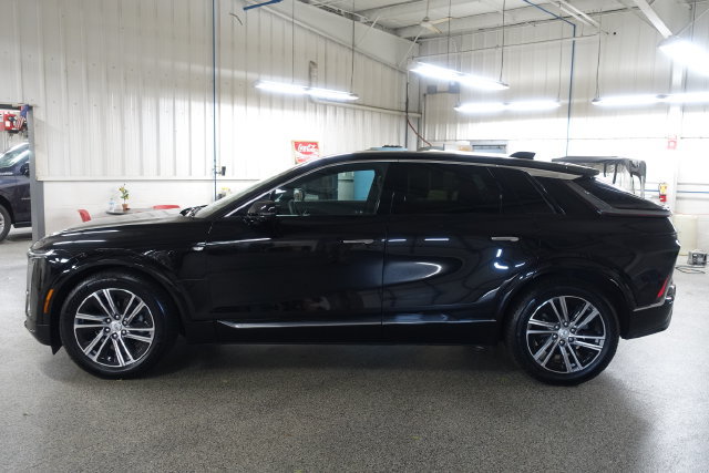 Used 2025 Cadillac Lyriq Luxury w/ LPO, Floor Liner Package AWD/4WD image 4