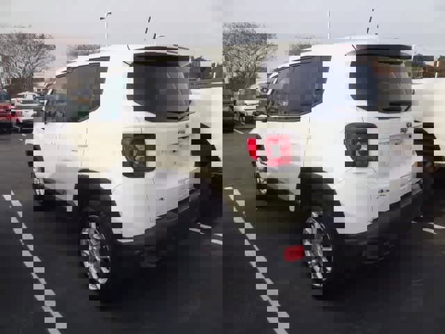 Used 2023 Jeep Renegade Latitude image 4