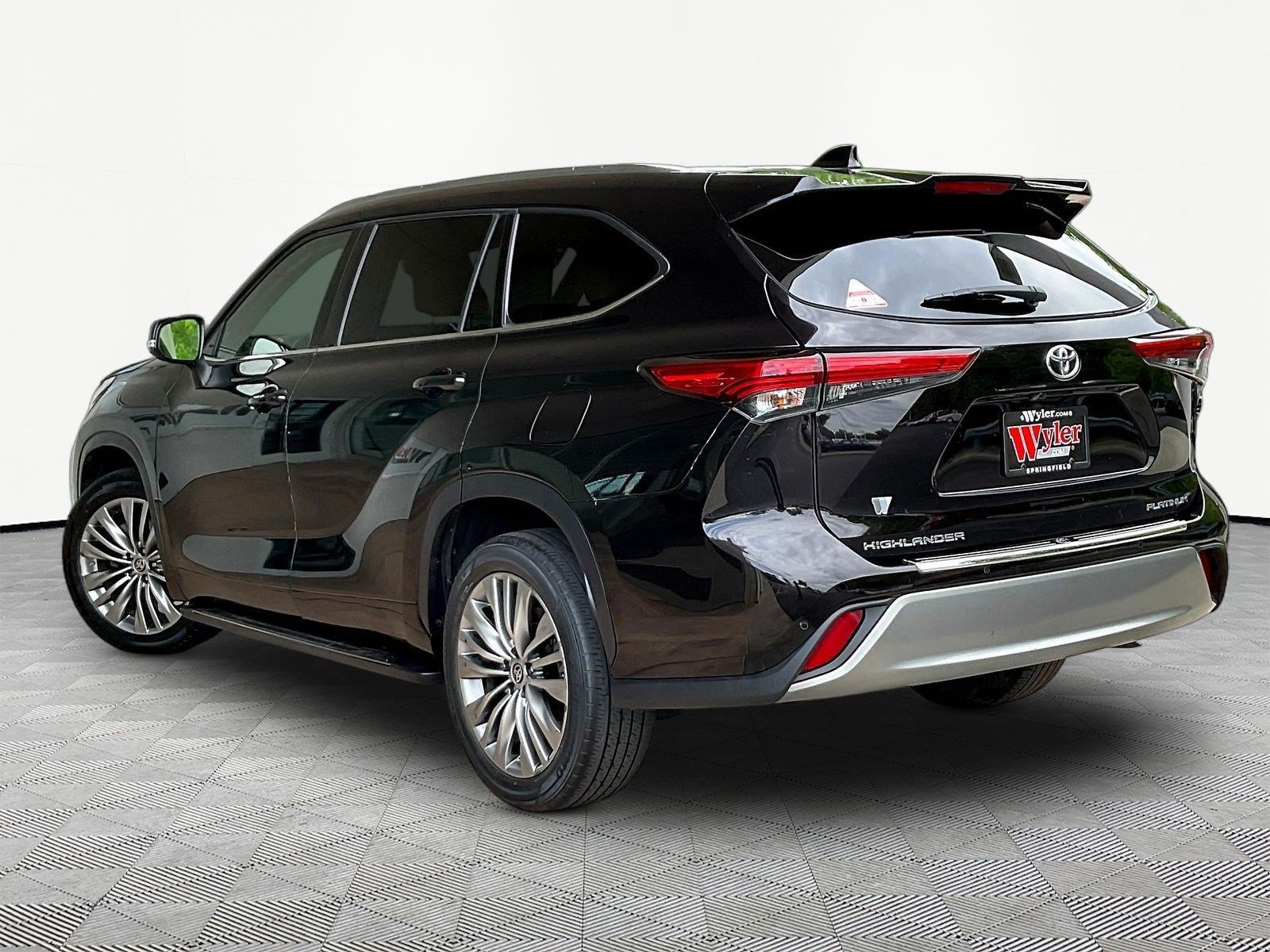 Used 2021 Toyota Highlander Platinum FWD image 4