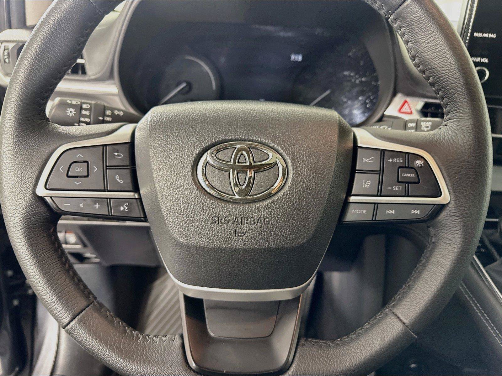 Certified 2025 Toyota Sienna XLE FWD image 16