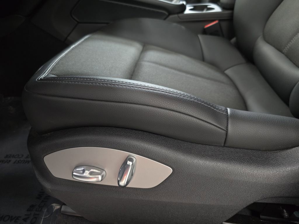 Certified 2025 Porsche Macan image 23