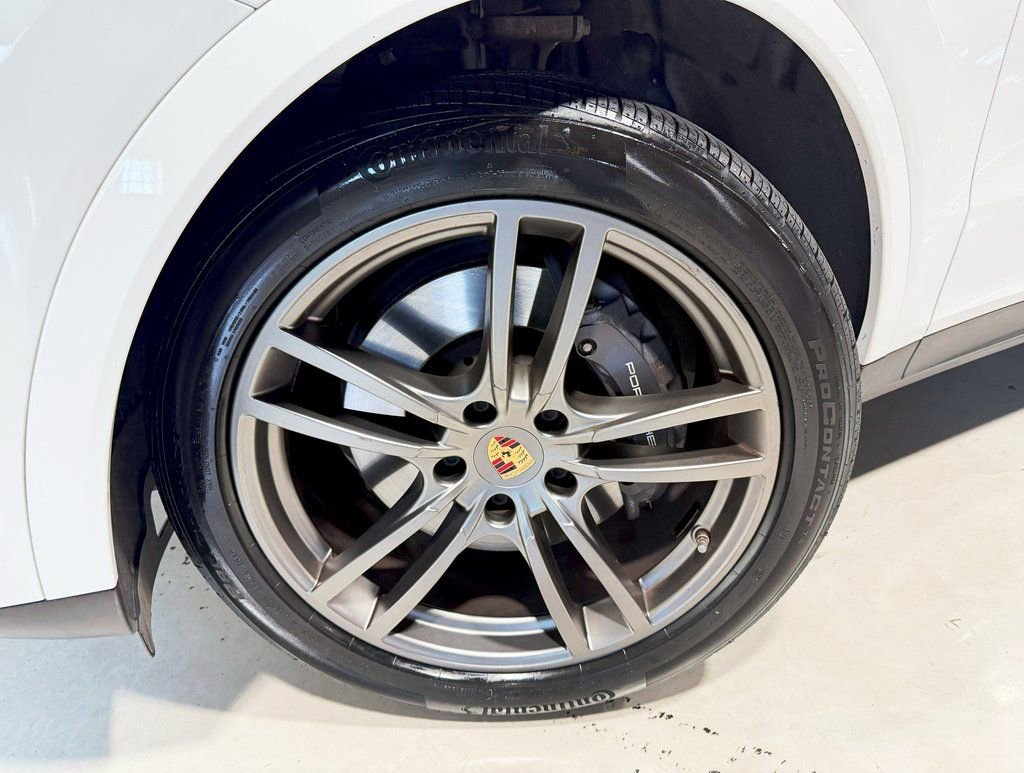 Used 2022 Porsche Cayenne Platinum Edition image 2