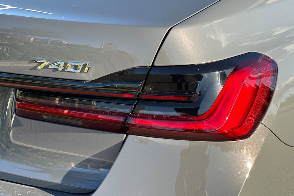 Used 2022 BMW 740i w/ M Sport Package image 33