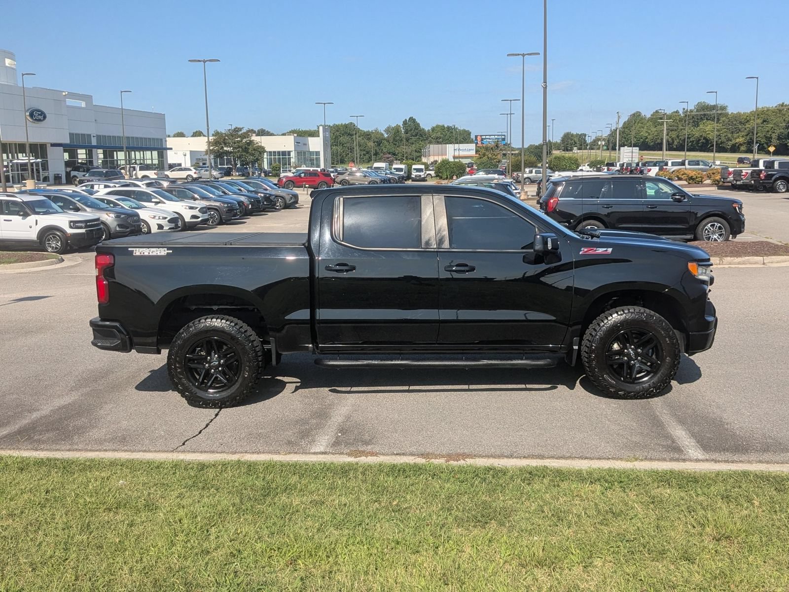 Used 2022 Chevrolet Silverado 1500 LT Trail Boss w/ Convenience Package II AWD/4WD image 2