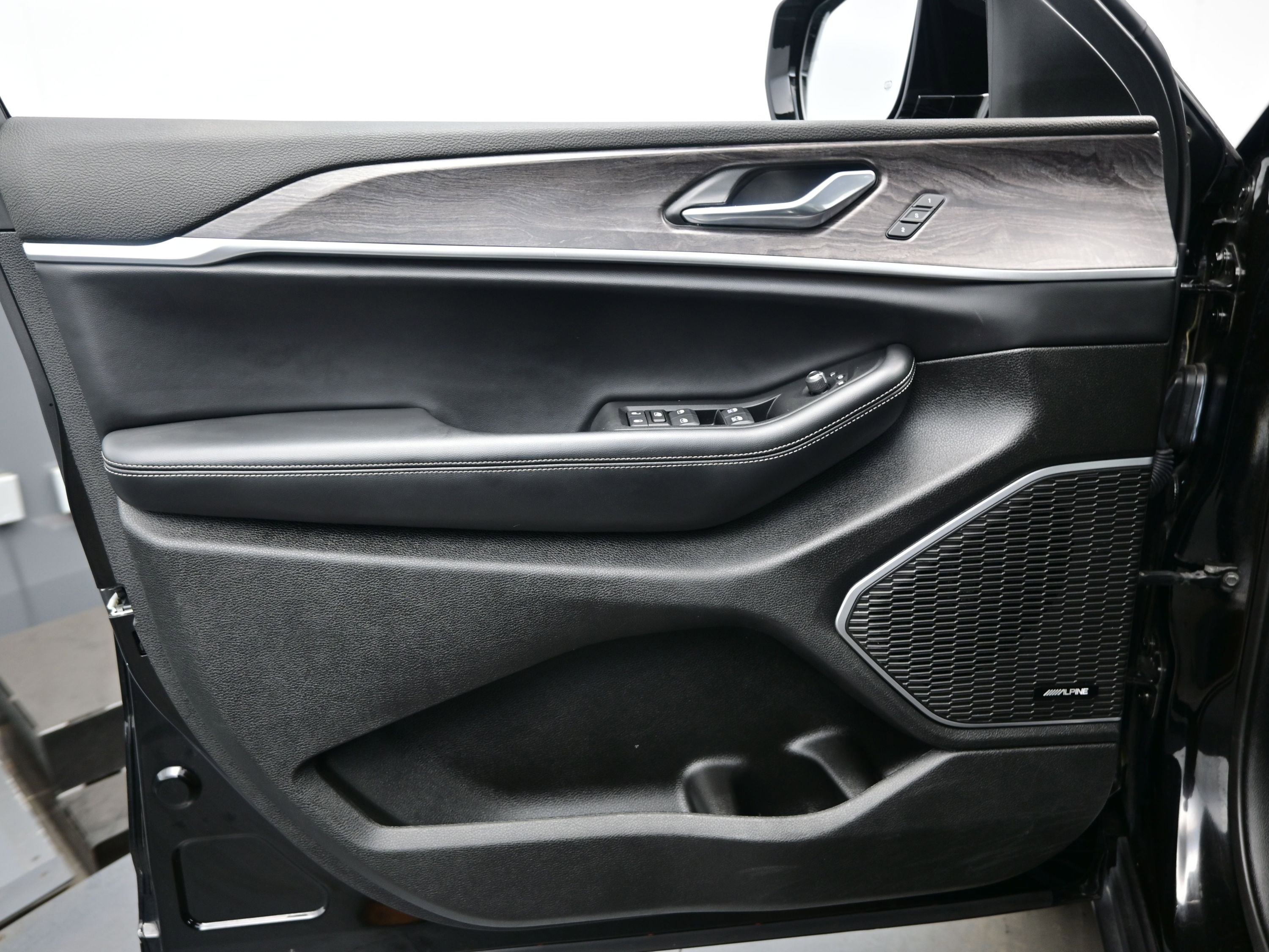 Used 2025 Jeep Grand Cherokee L Limited w/ Black Appearance Package image 9