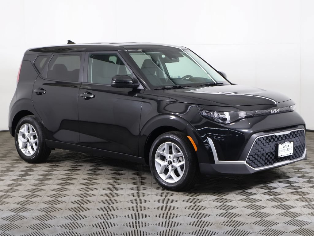 Used 2025 Kia Soul LX w/ LX Technology Package FWD image 2