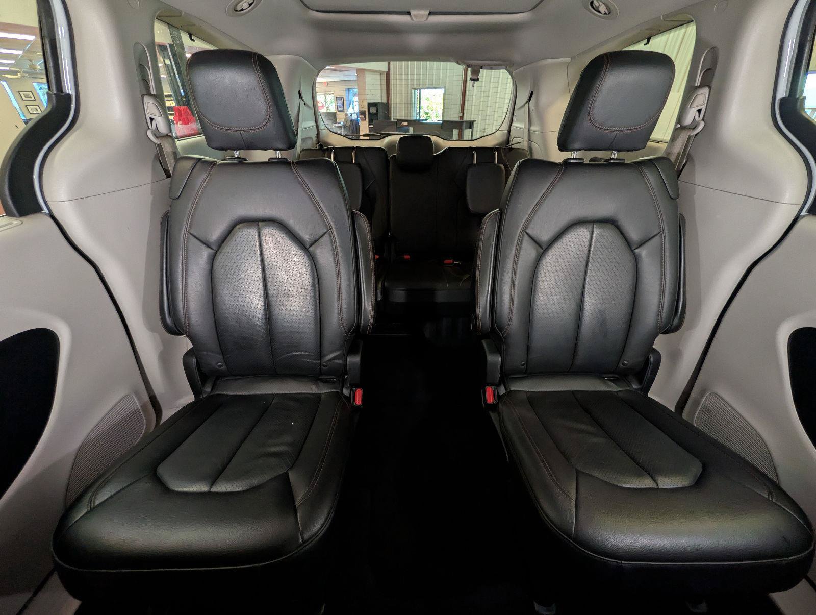 Used 2019 Chrysler Pacifica Touring-L Plus w/ Advanced Safetytec Group FWD image 36