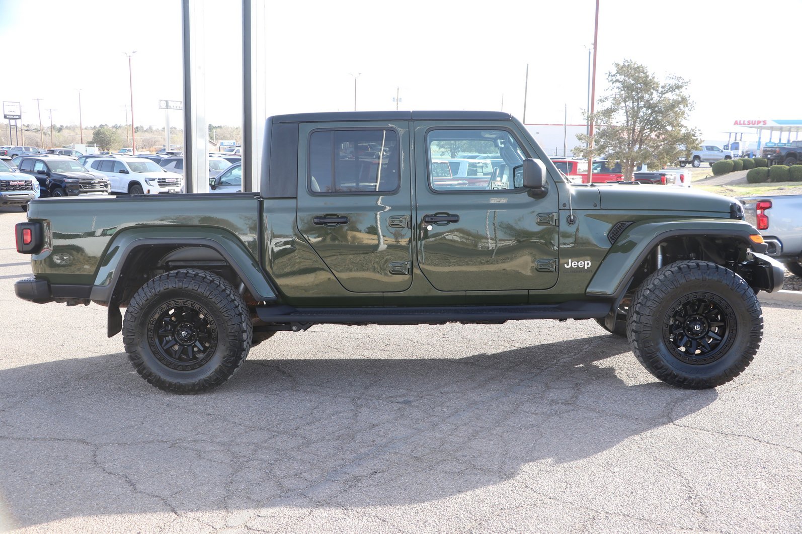 Used 2022 Jeep Gladiator Overland w/ Popular Equipment Package image 8