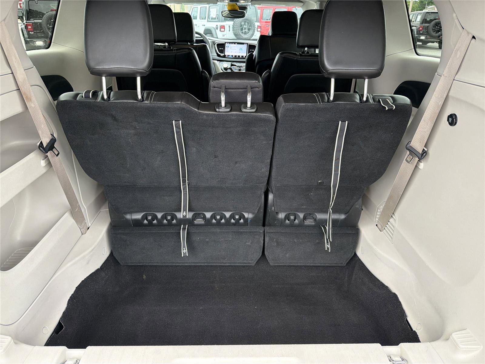 Used 2023 Chrysler Pacifica Touring-L FWD image 17