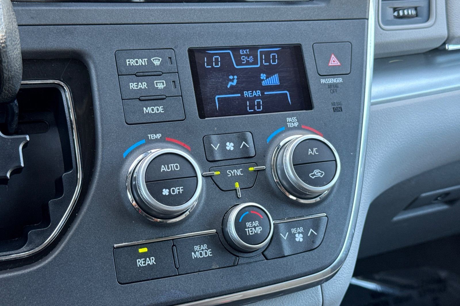 Used 2018 Toyota Sienna LE w/ Carpet Mat Package FWD image 20
