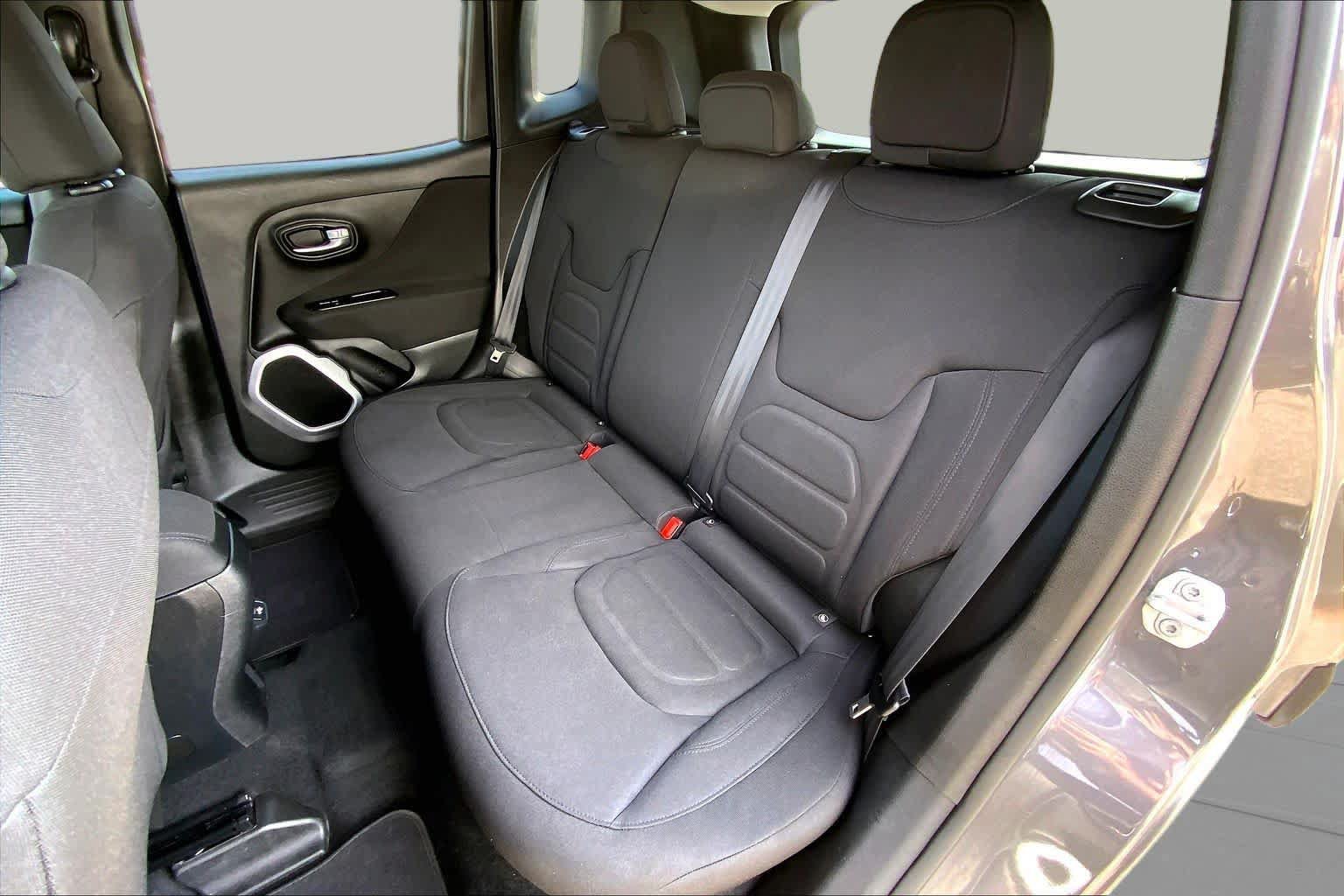 Used 2018 Jeep Renegade Latitude FWD image 21