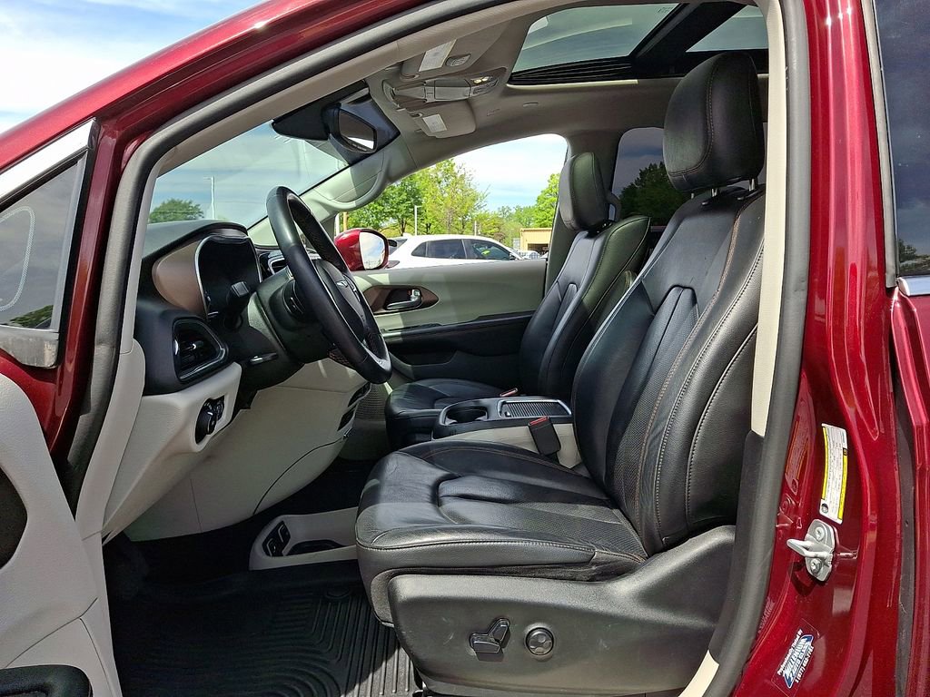 Used 2019 Chrysler Pacifica Touring-L Plus w/ Tire & Wheel Group image 13