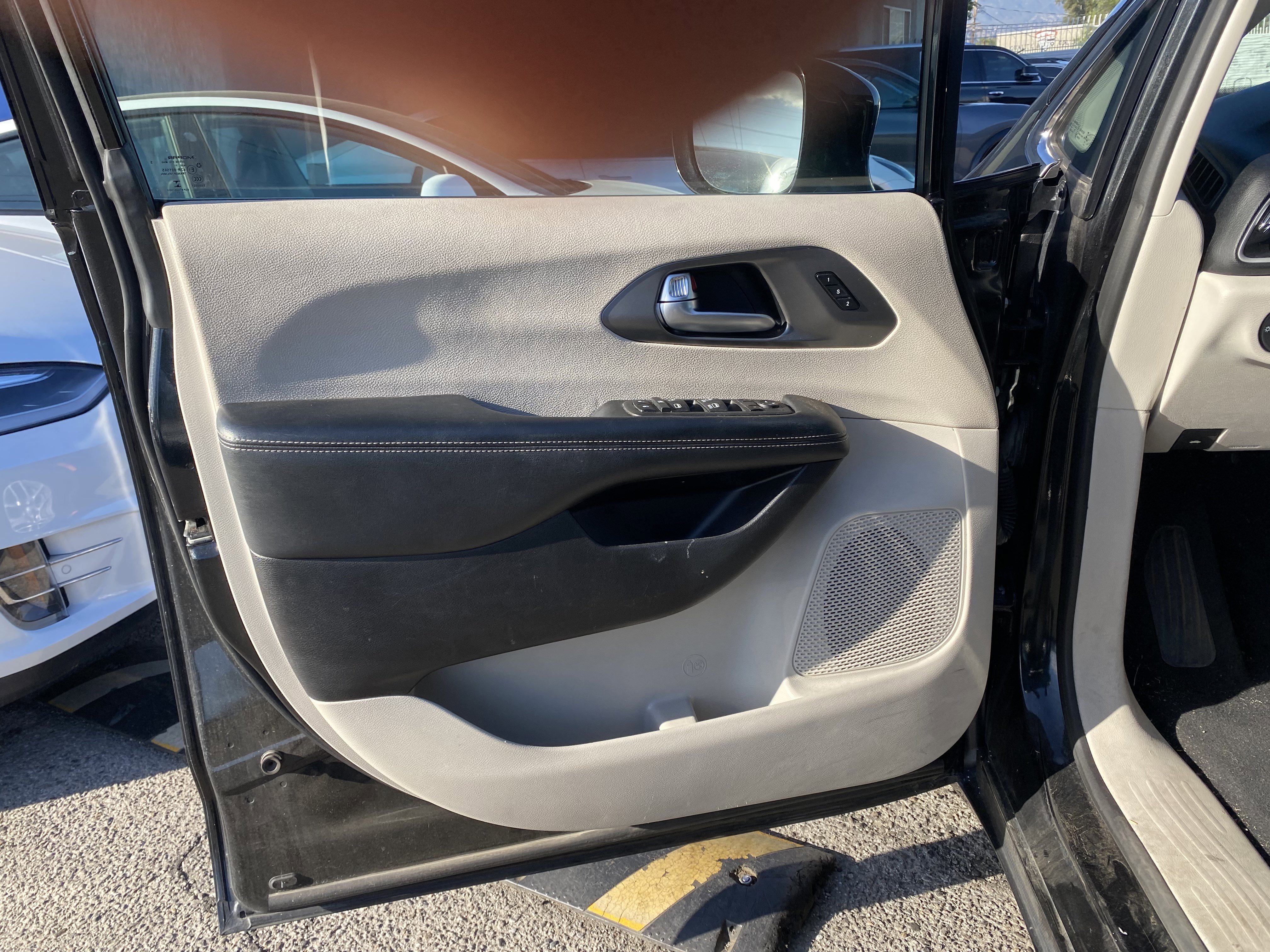 Used 2022 Chrysler Pacifica Touring-L FWD image 15