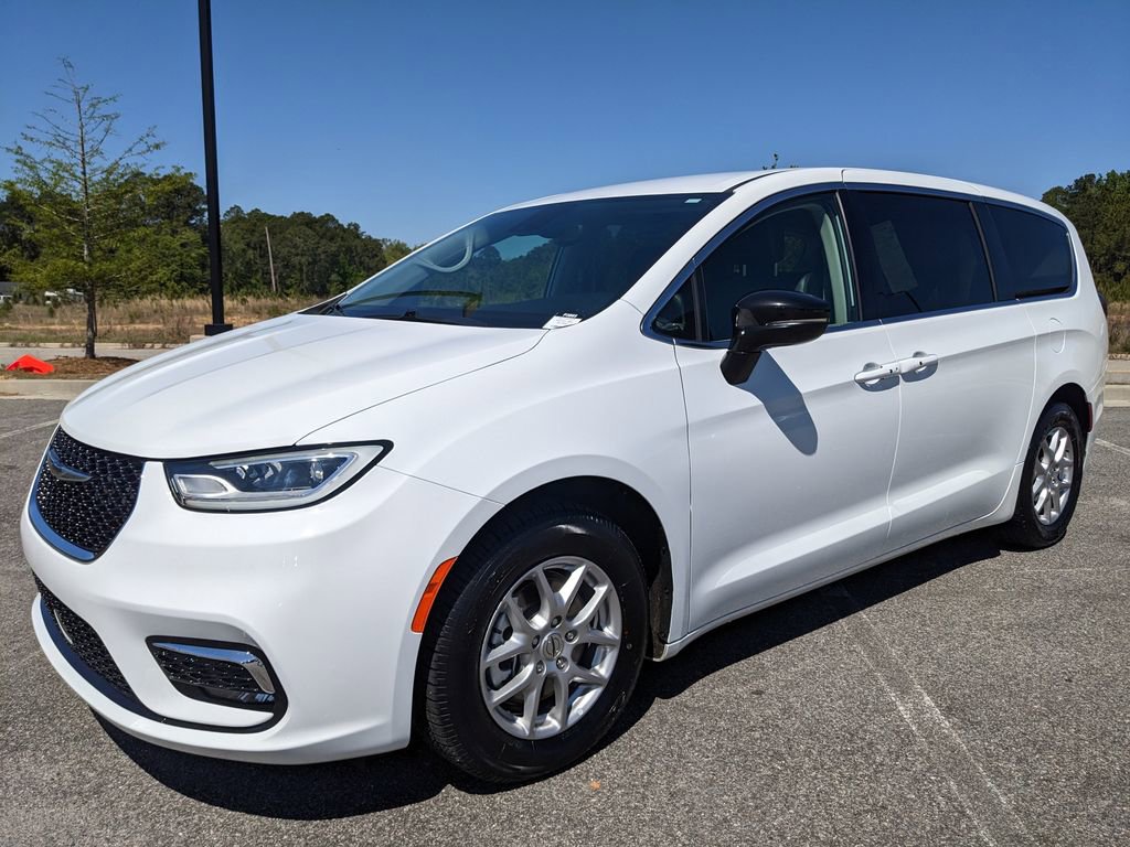 Used 2024 Chrysler Pacifica Touring-L image 1