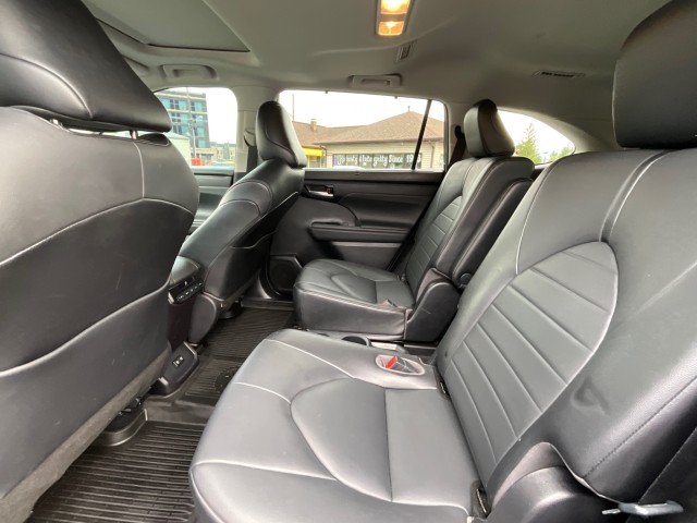 Used 2021 Toyota Highlander XLE AWD/4WD image 32