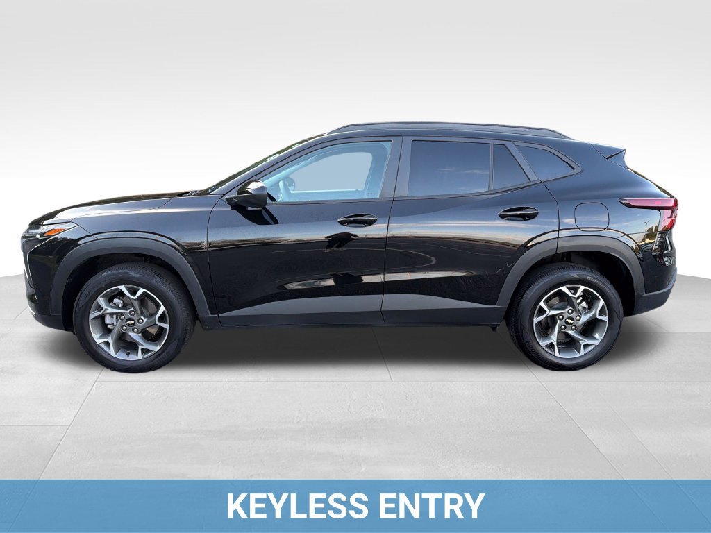 Used 2025 Chevrolet Trax LT FWD image 3