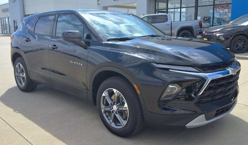 Used 2025 Chevrolet Blazer LT AWD/4WD image 2