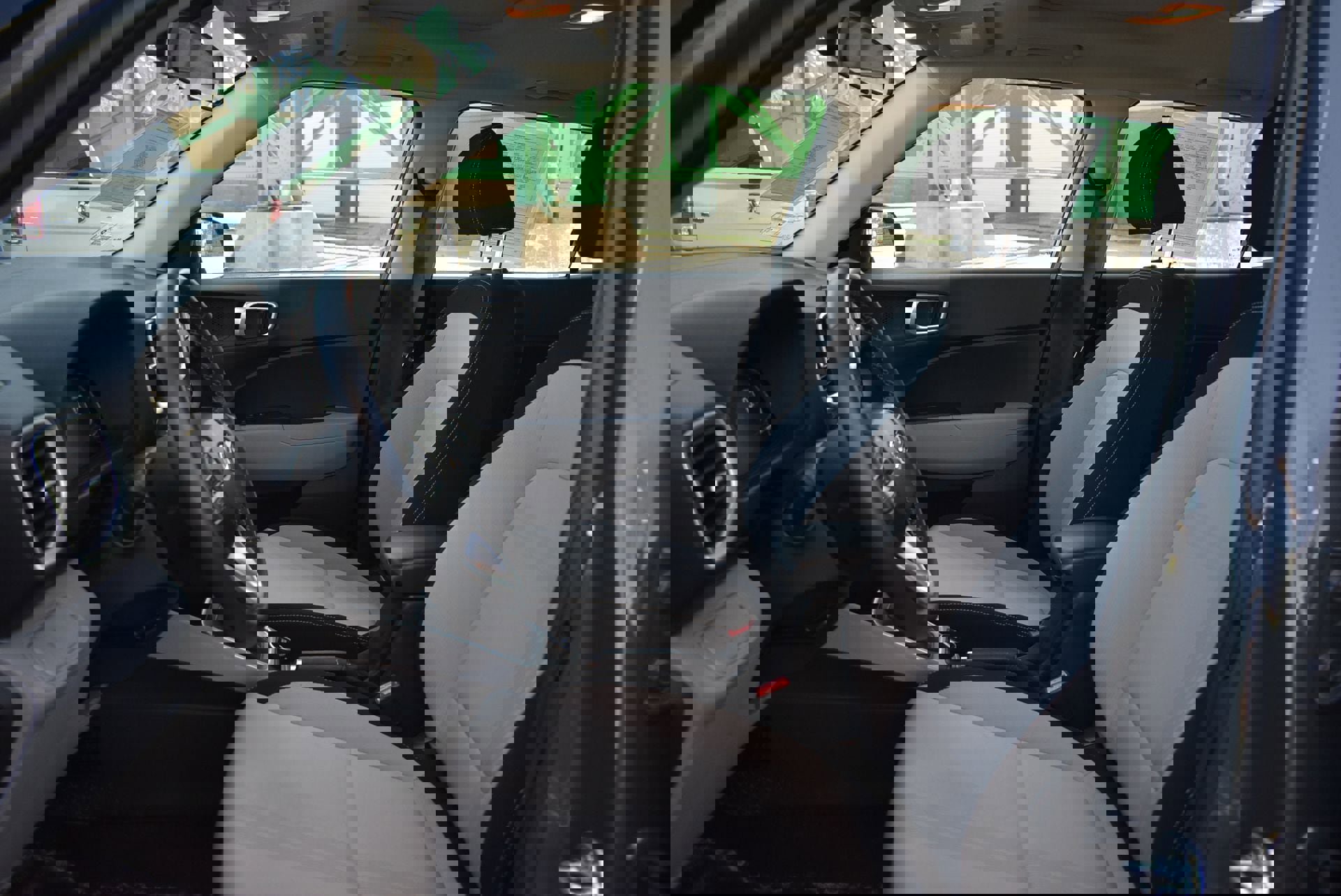 Used 2025 Hyundai Venue SEL FWD image 14