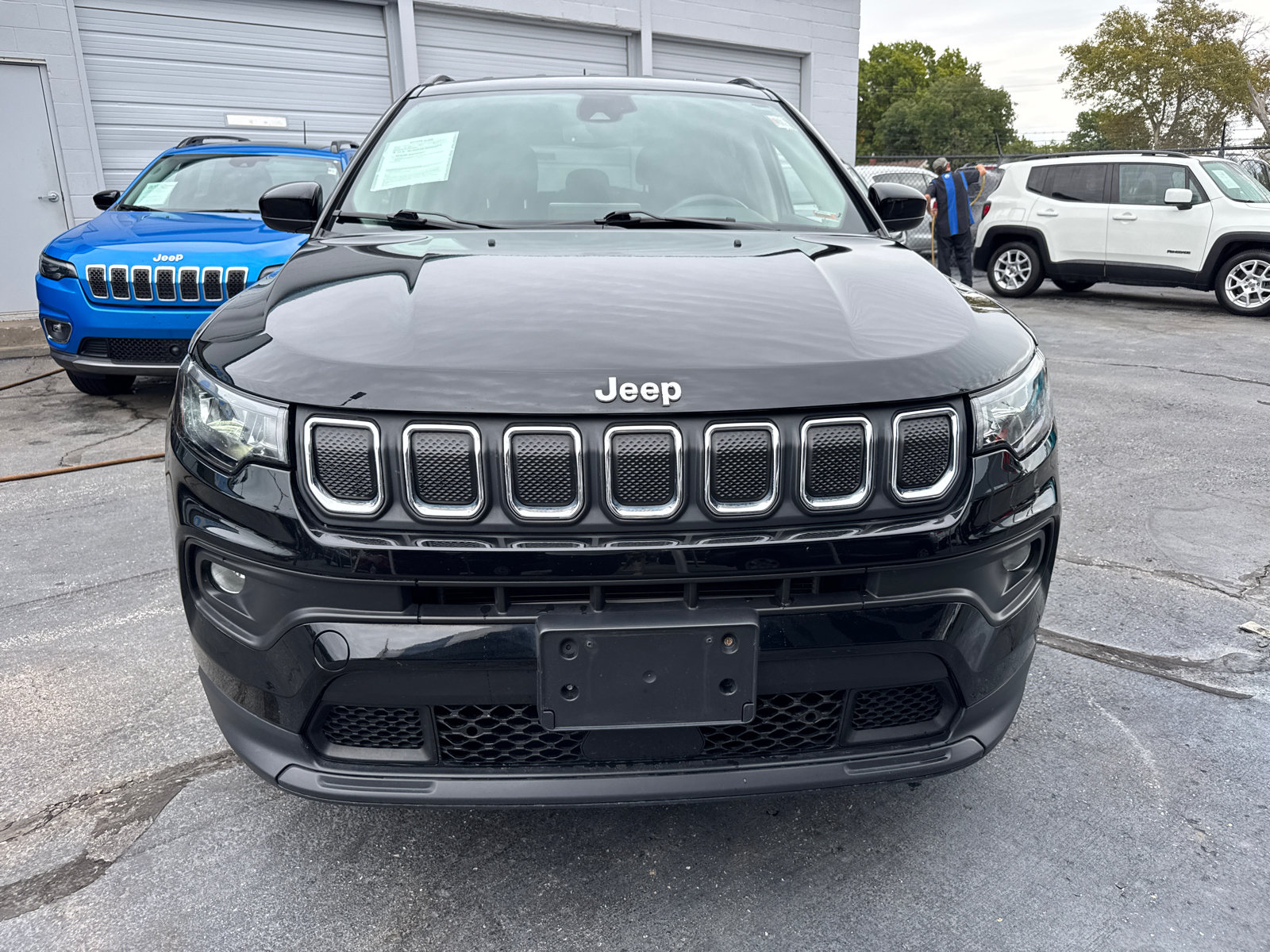 Used 2022 Jeep Compass Latitude AWD/4WD image 2