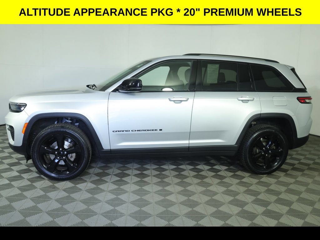 Used 2023 Jeep Grand Cherokee Altitude AWD/4WD image 6