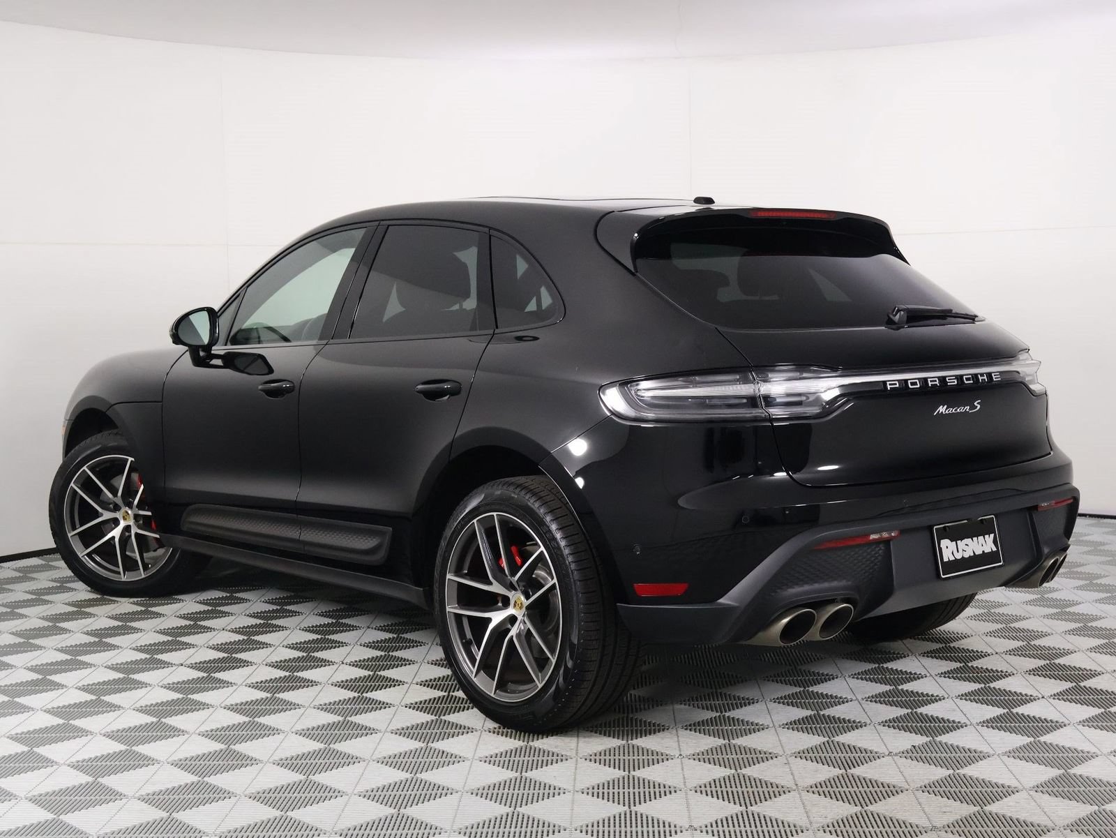Certified 2024 Porsche Macan S AWD/4WD image 3