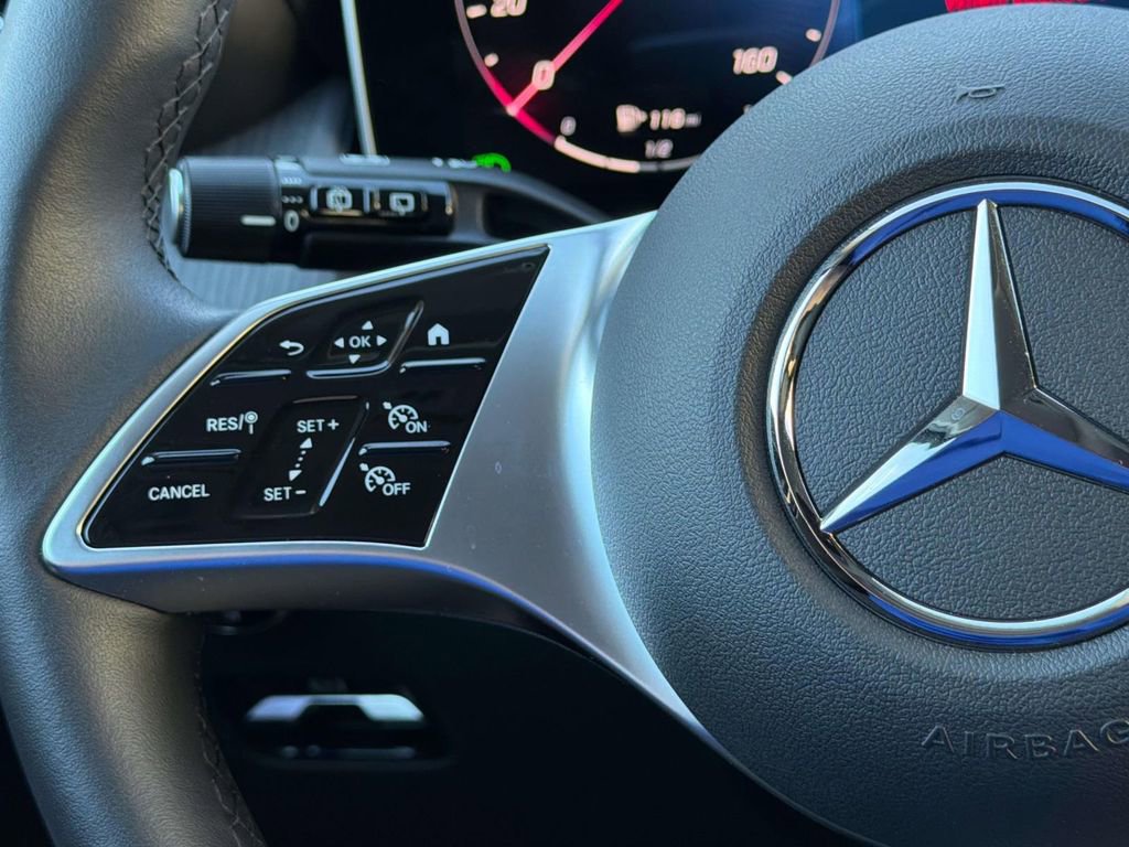 Used 2025 Mercedes-Benz GLC 350e 4MATIC image 10