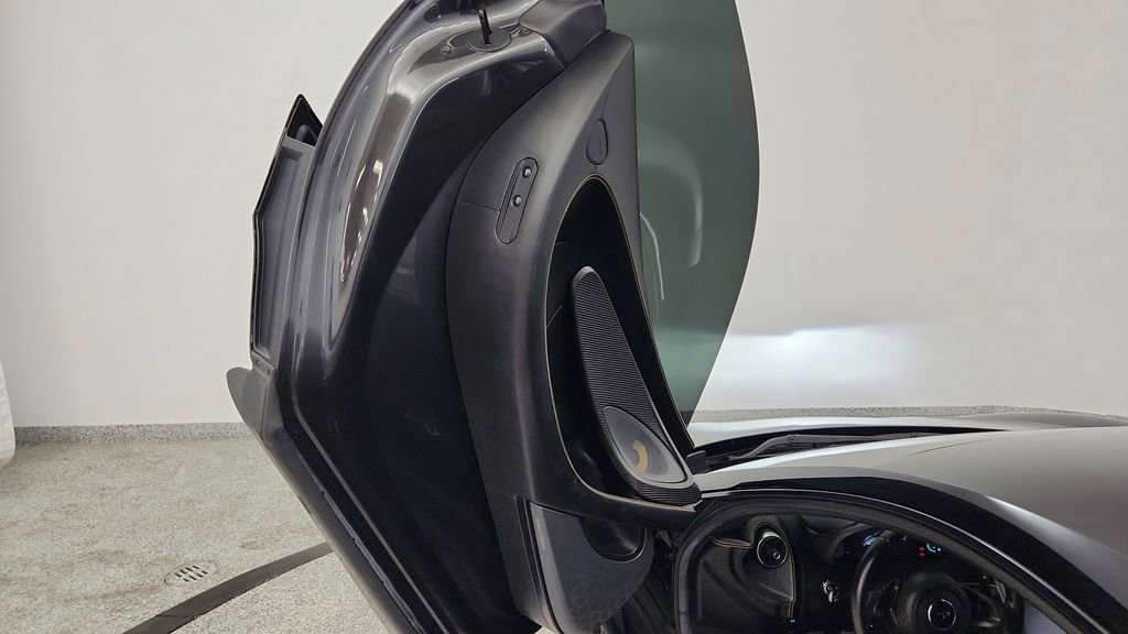 Used 2016 McLaren 570S Coupe RWD image 15