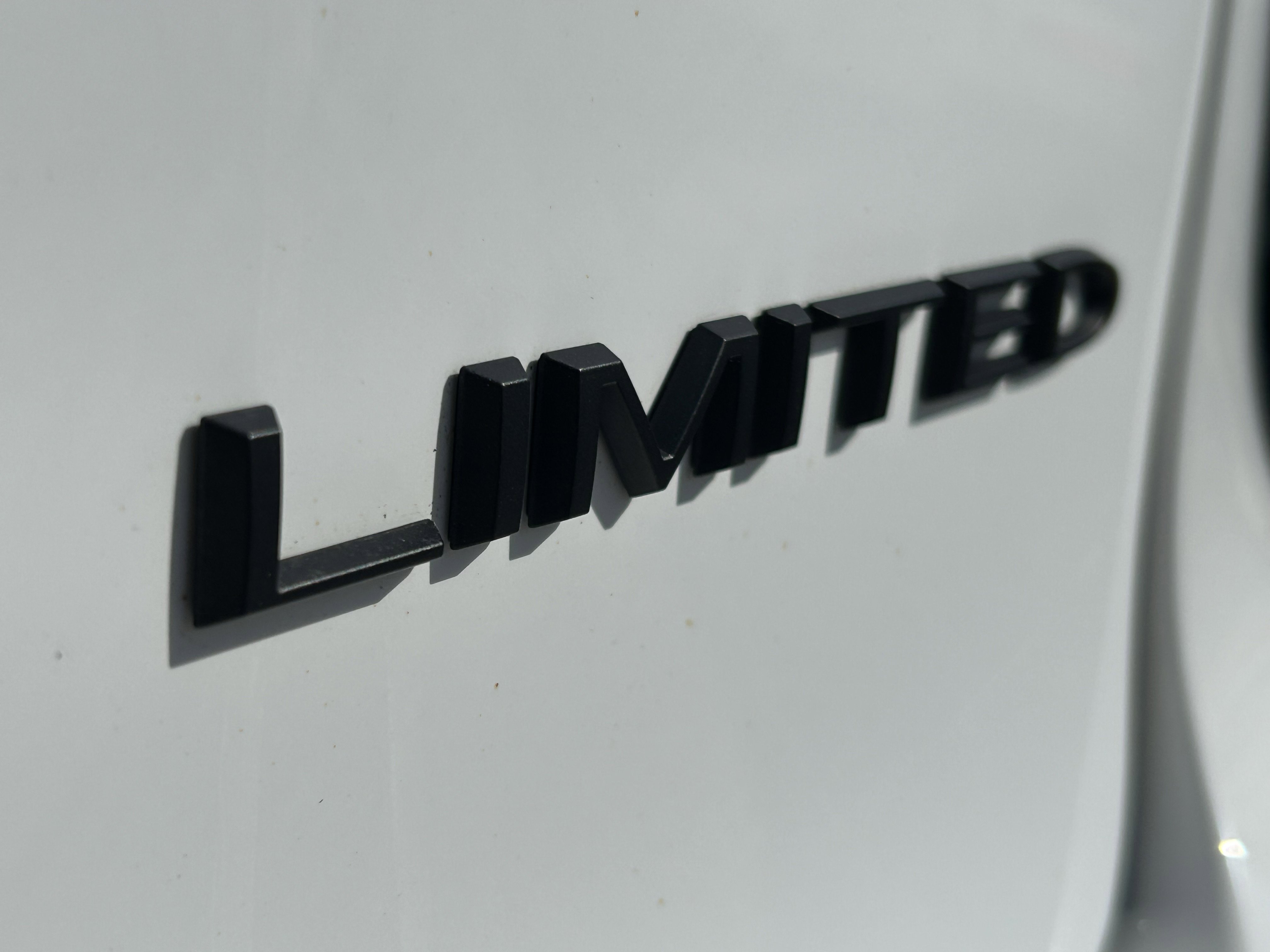 Used 2025 Chrysler Pacifica Limited image 9