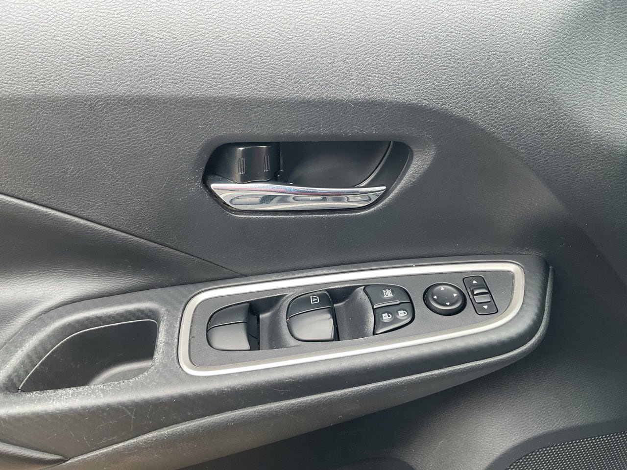 Used 2025 Nissan Versa SR FWD image 19