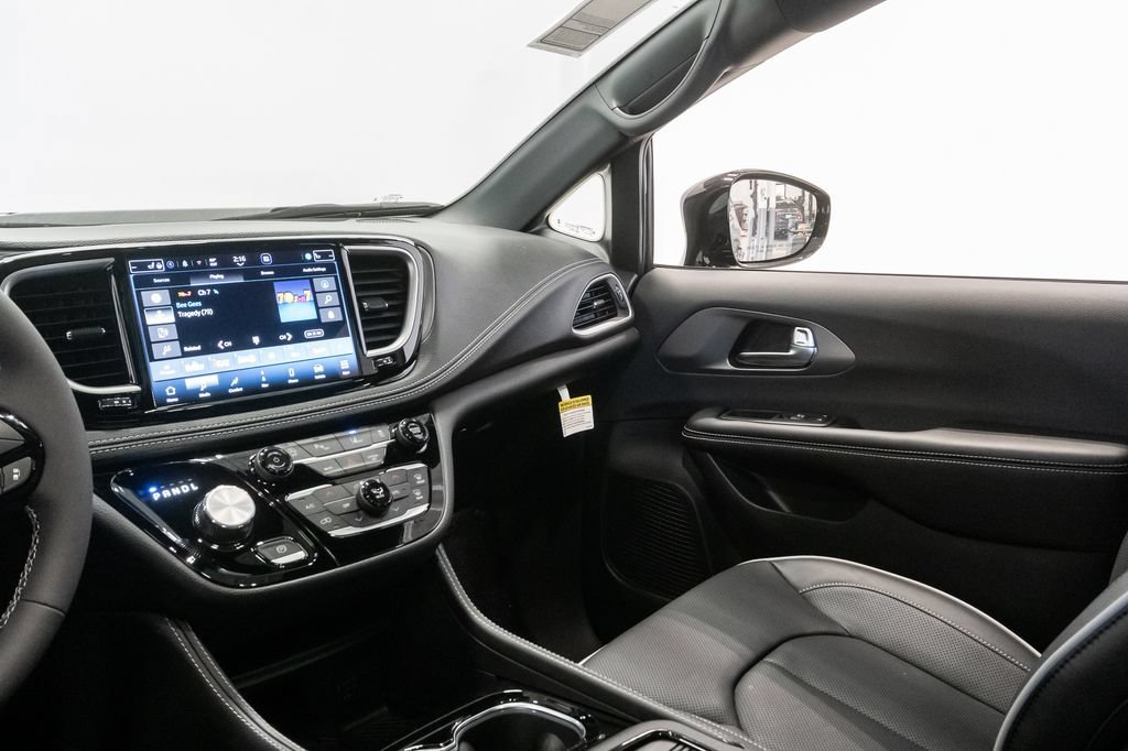 New 2027 Chrysler Pacifica Limited FWD image 13