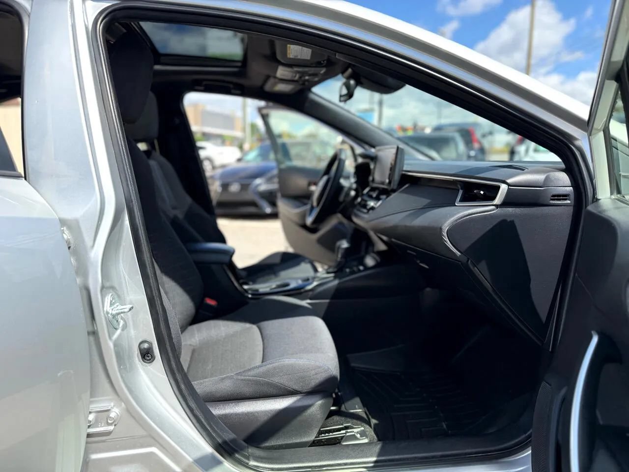 Used 2022 Toyota Corolla SE w/ SE Premium Package FWD image 39