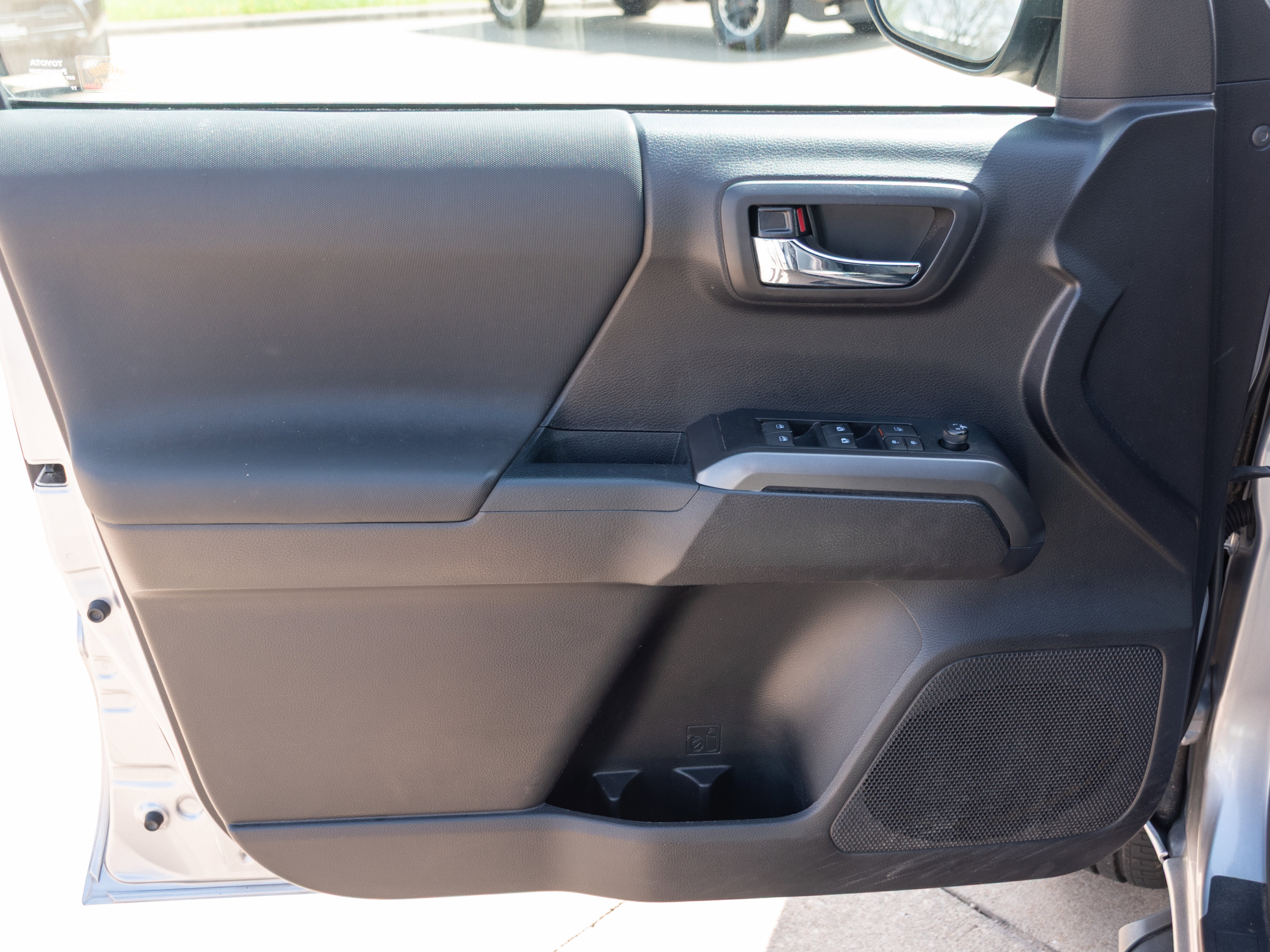 Used 2020 Toyota Tacoma TRD Sport w/ Technology Package image 10