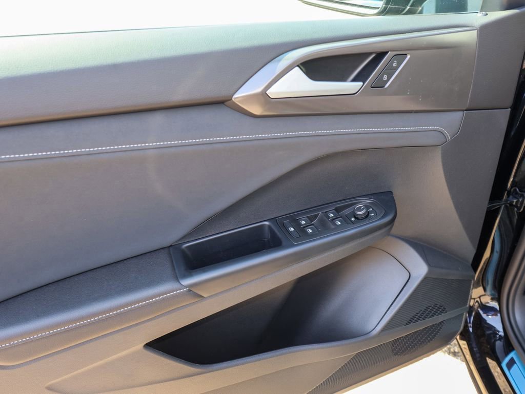 New 2026 Volkswagen Taos SE image 13