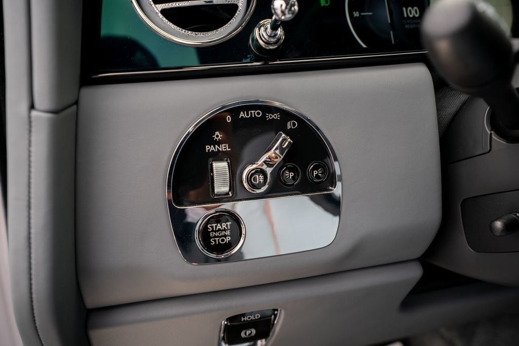 Used 2025 Rolls-Royce Cullinan AWD/4WD image 32