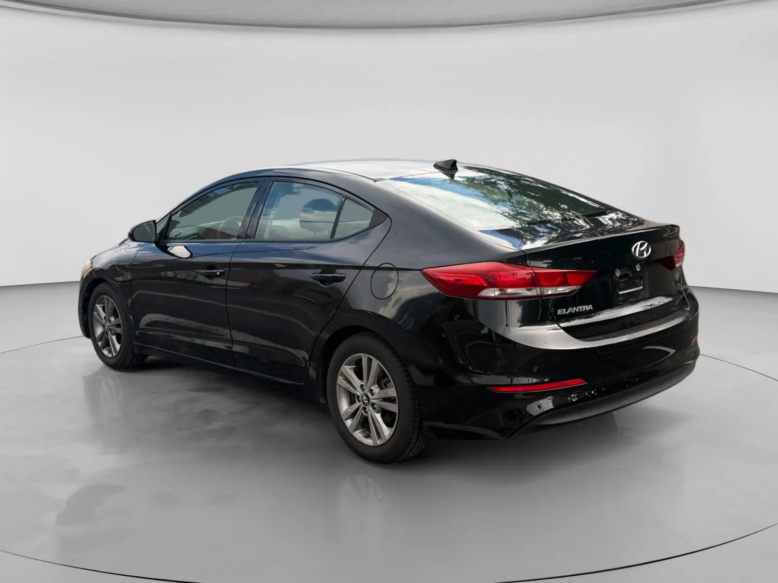 Used 2018 Hyundai Elantra SEL FWD image 3