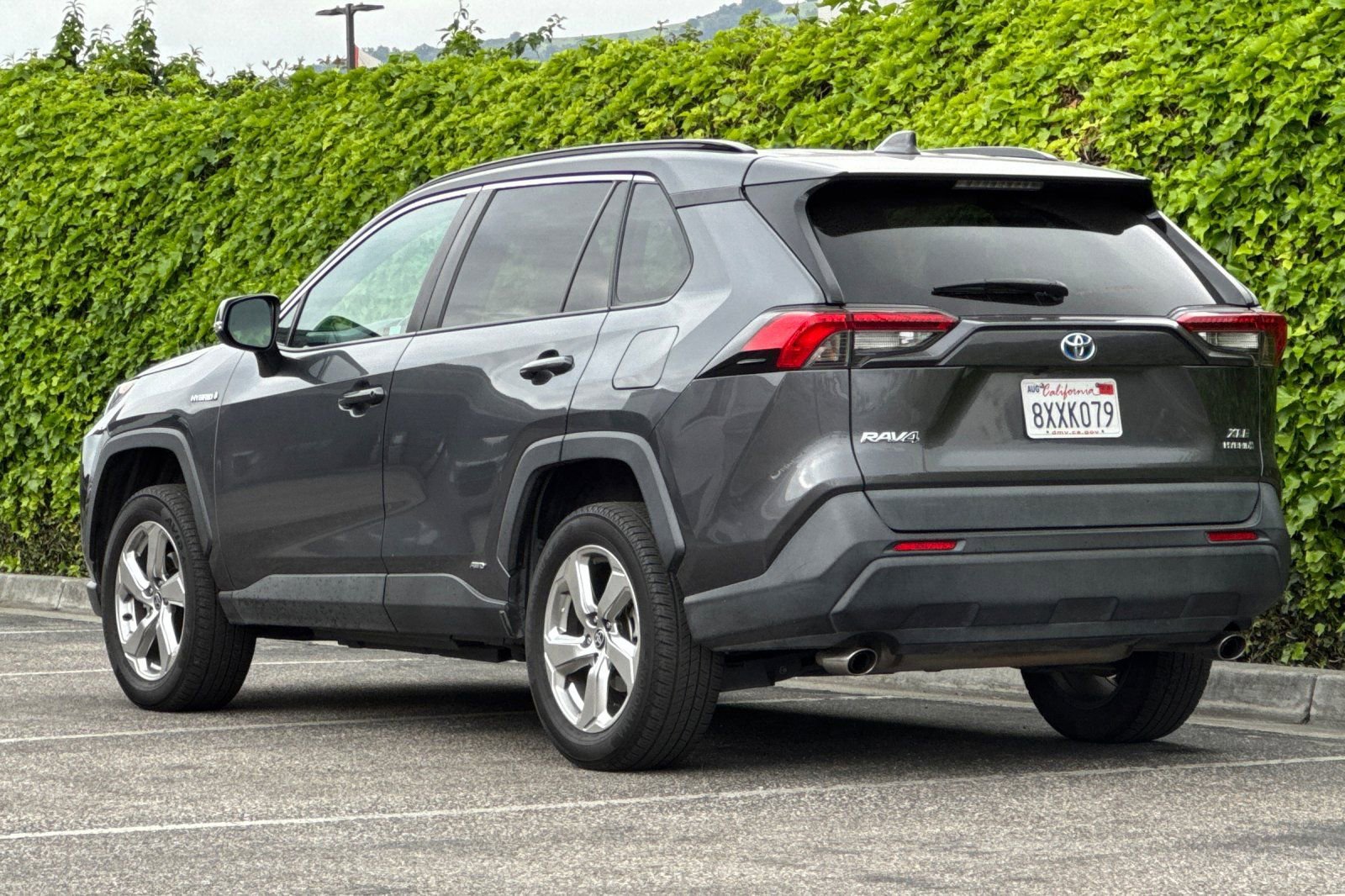 Used 2021 Toyota RAV4 XLE Premium image 6