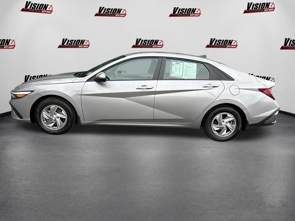 Used 2025 Hyundai Elantra SE FWD image 2
