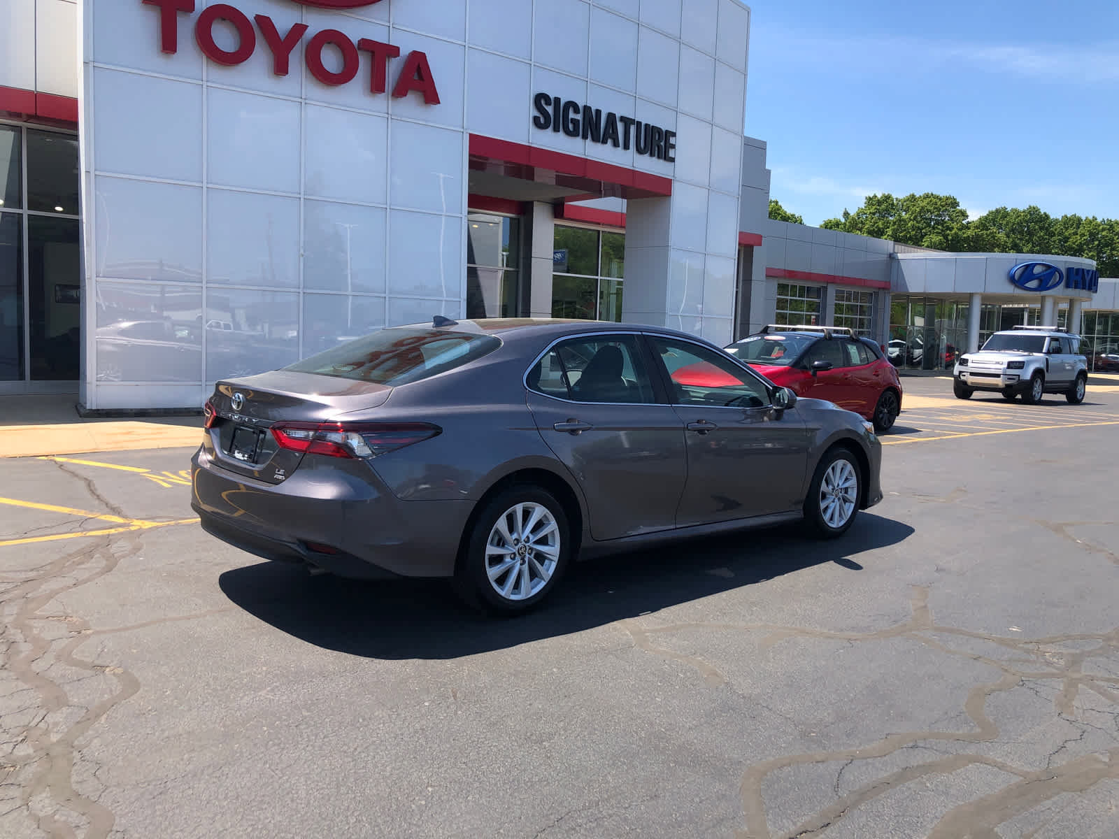 Used 2022 Toyota Camry LE AWD/4WD image 2