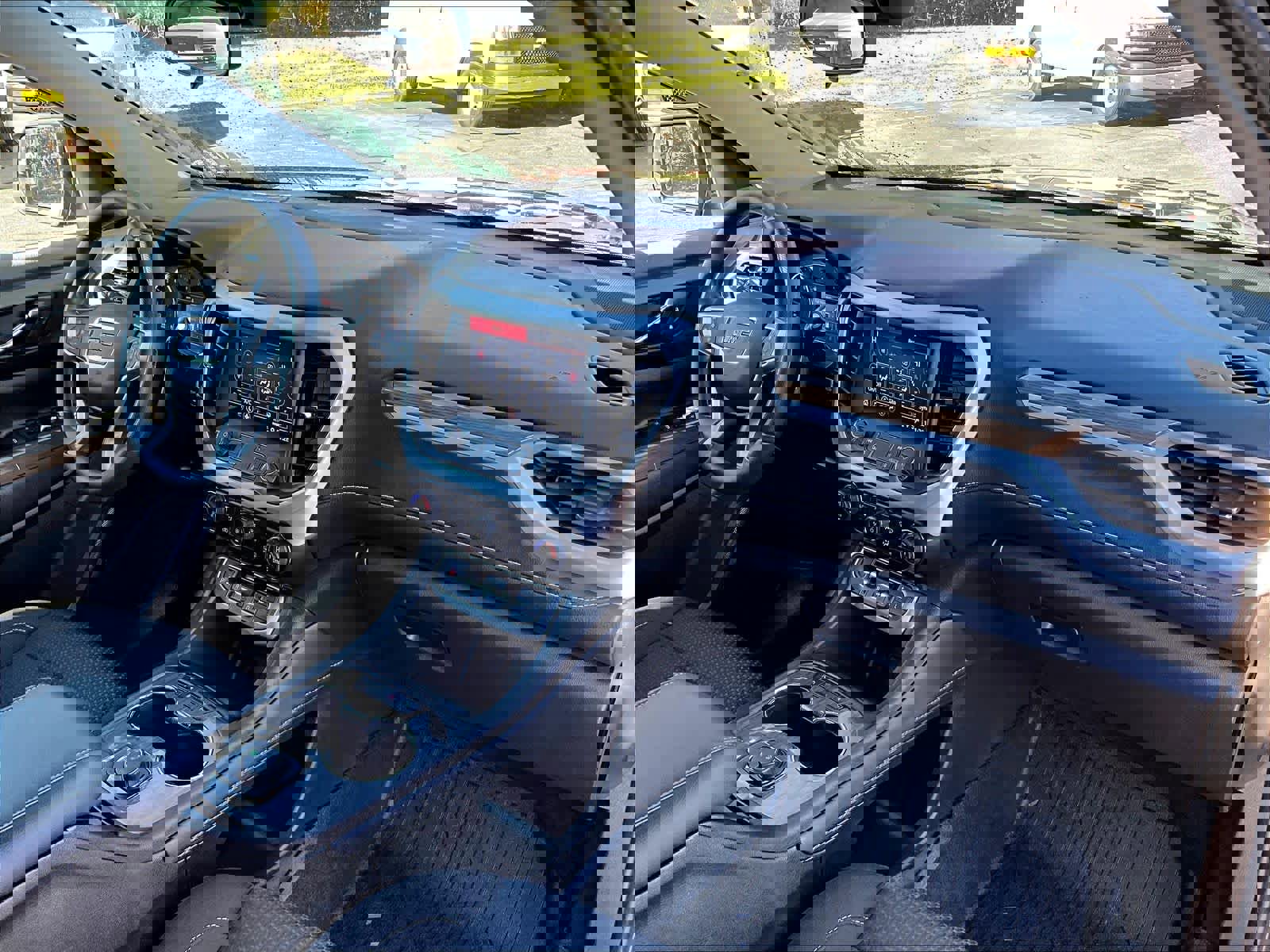 Used 2022 GMC Acadia SLE image 22