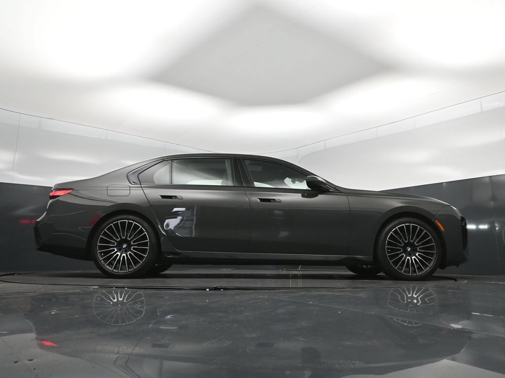 Certified 2026 BMW 740i w/ Executive Package RWD image 43