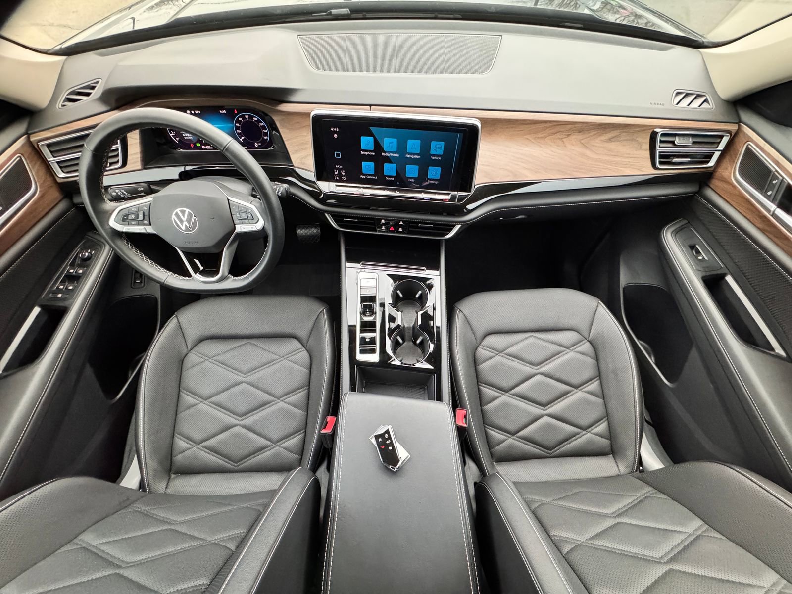 Used 2025 Volkswagen Atlas SE image 2