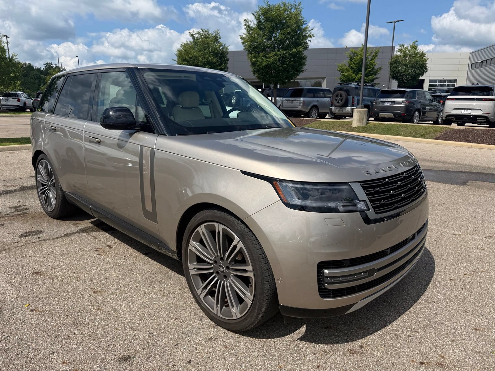 Used 2024 Land Rover Range Rover SE AWD/4WD image 3