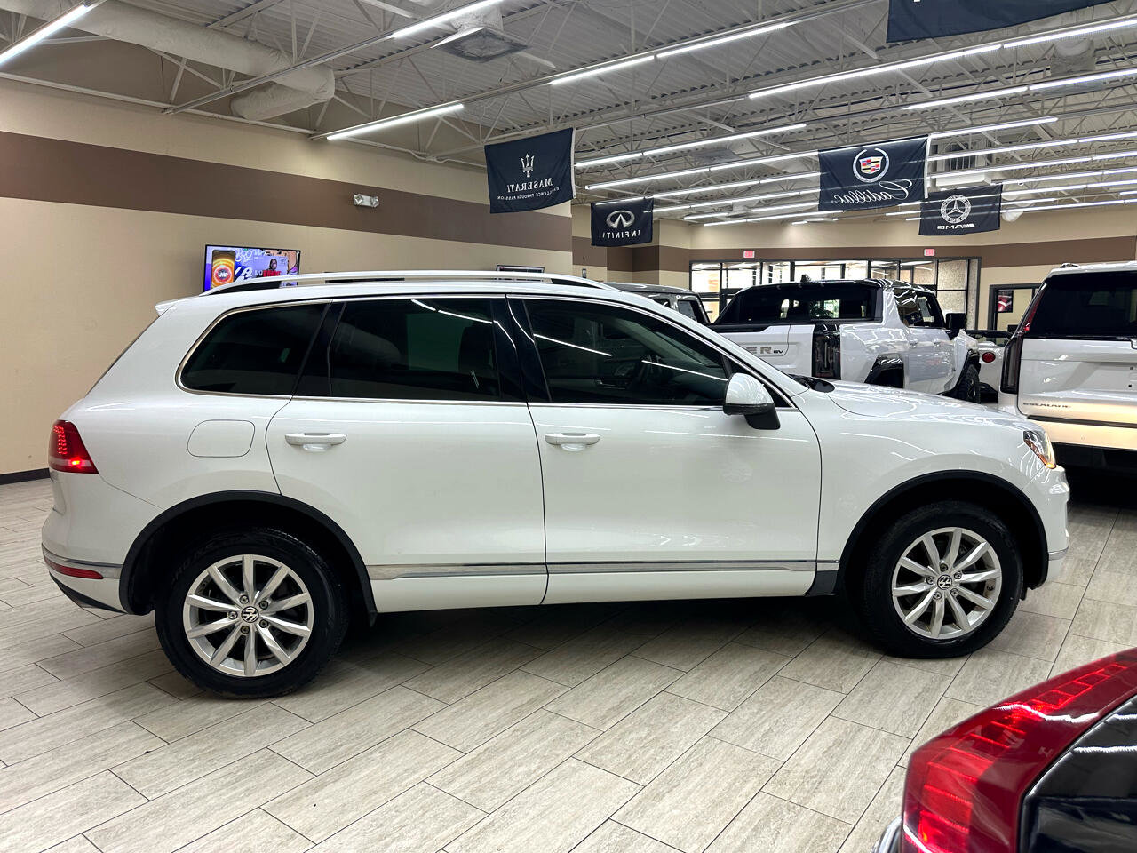 Used 2015 Volkswagen Touareg Sport image 6