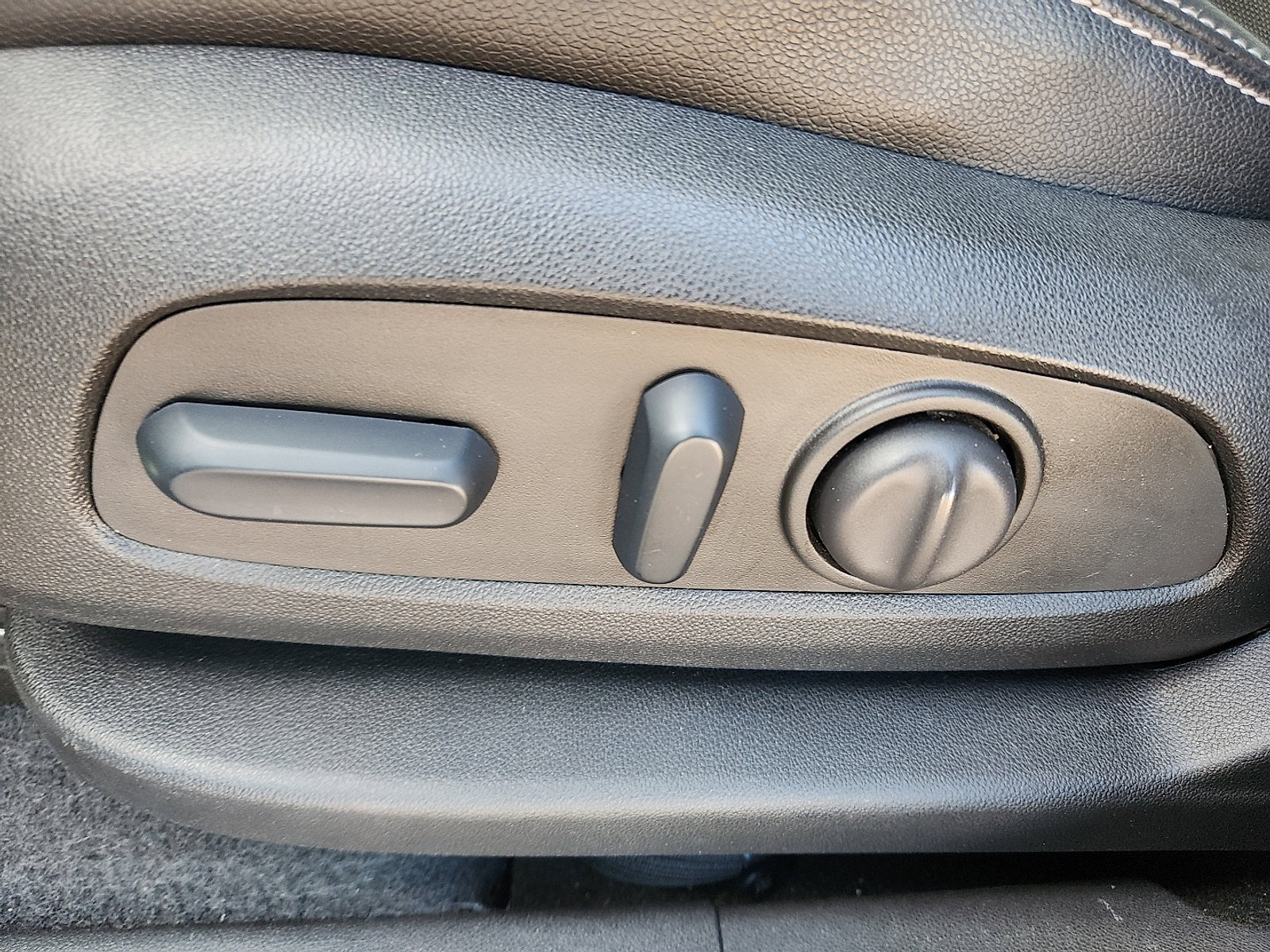 Used 2023 GMC Terrain SLT image 12