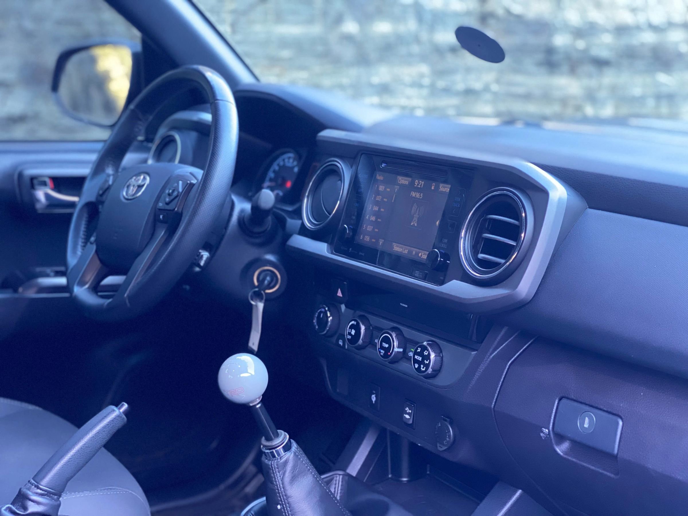 Used 2017 Toyota Tacoma TRD Sport w/ Premium & Technology Package image 33