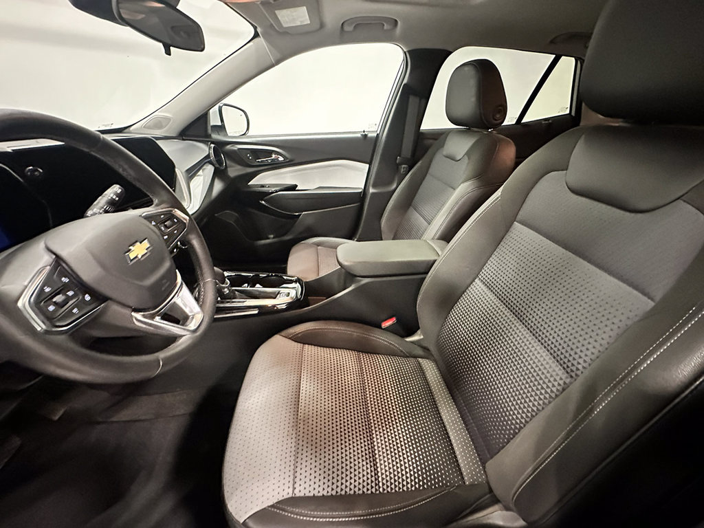 Used 2024 Chevrolet Trax LT w/ Sunroof Package FWD image 3